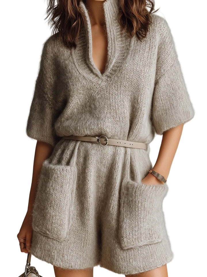 Ίσα - Casual Ολόσωμο Σορτς Oversize σε Ανοιχτό Καφέ, με Όρθιο Γιακά, Ντεκολτέ V, Κοντά Μανίκια, Ζώνη, Εξωτερικές Τσέπες και Χνουδωτή Πλέξη (Casual Light Brown Stand Collar V-Neck Short Sleeve Belted Patch Pockets Oversize Fuzzy Knit Romper)