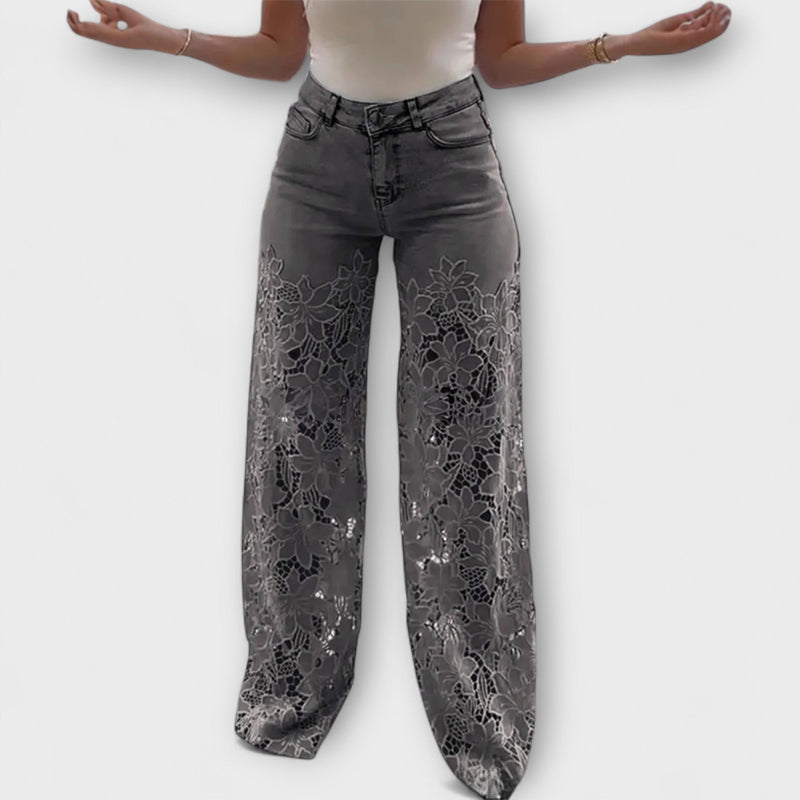 Jeans patchwork με δαντέλα στη μόδα